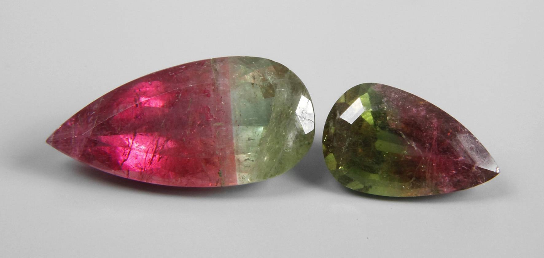 Zwei facettierte Turmalintropfen mit Zonarfärbung
