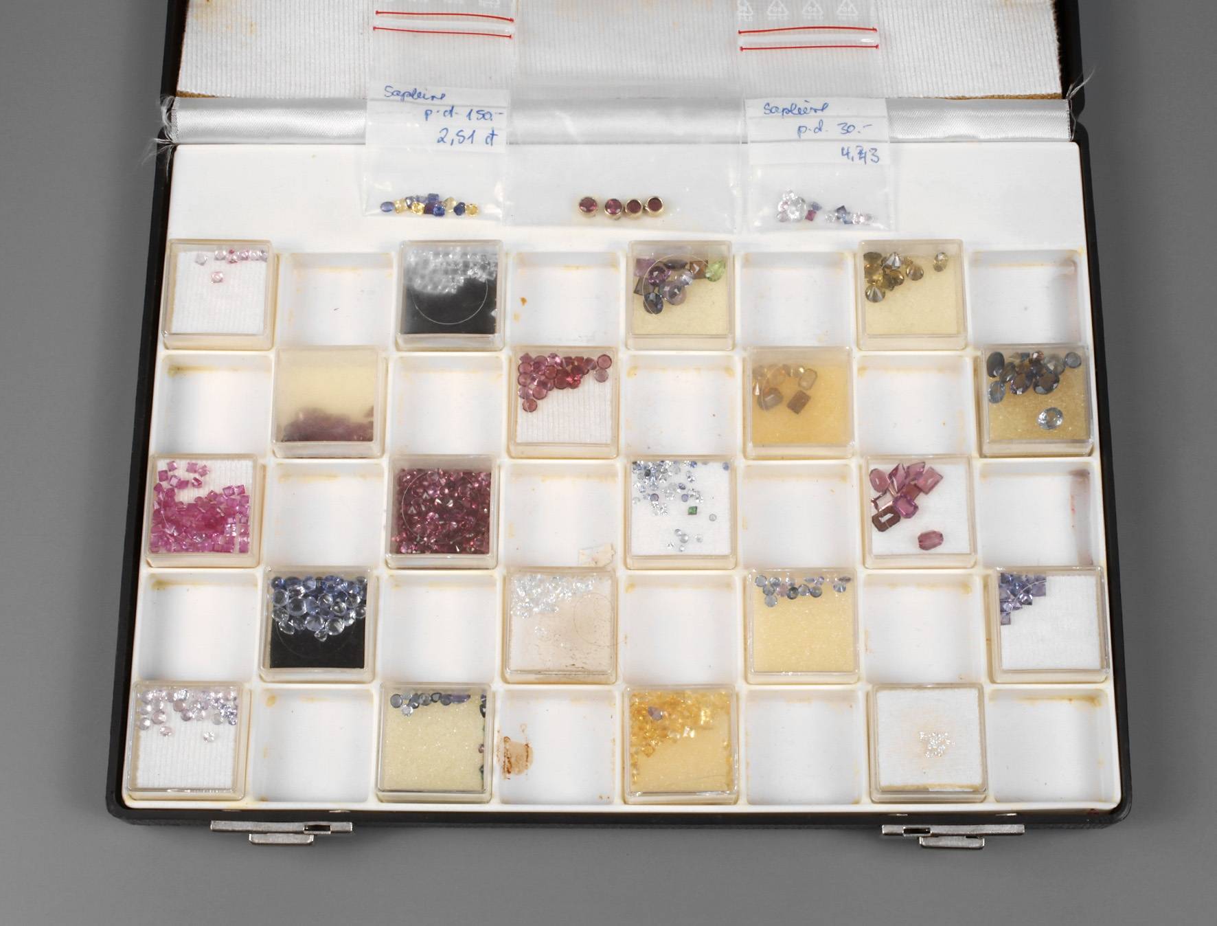 Umfangreiches Konvolut facettierte Schmucksteine