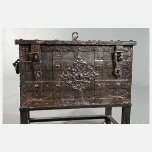 Bedeutende Eisentruhe