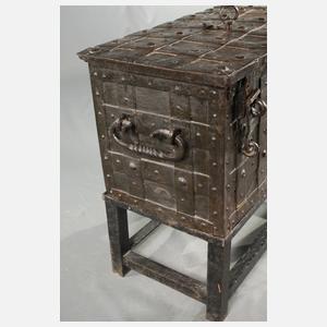 Bedeutende Eisentruhe