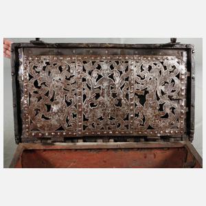 Bedeutende Eisentruhe