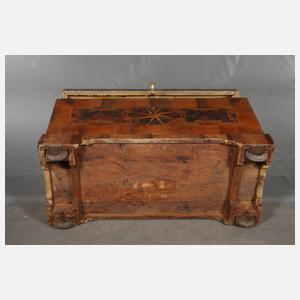 Furnierte Barocktruhe