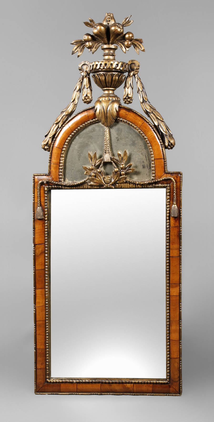 Klassizistischer Spiegel