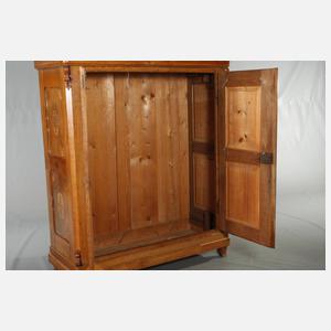 Intarsierter Dielenschrank