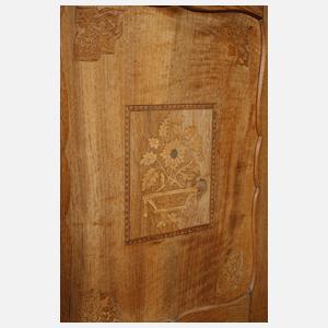 Intarsierter Dielenschrank