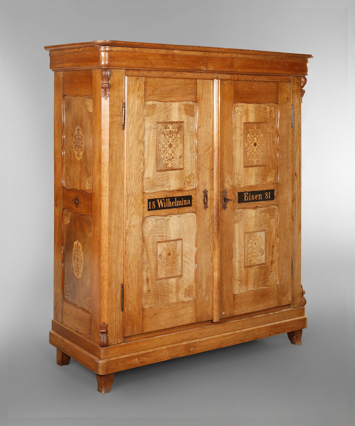 Intarsierter Dielenschrank