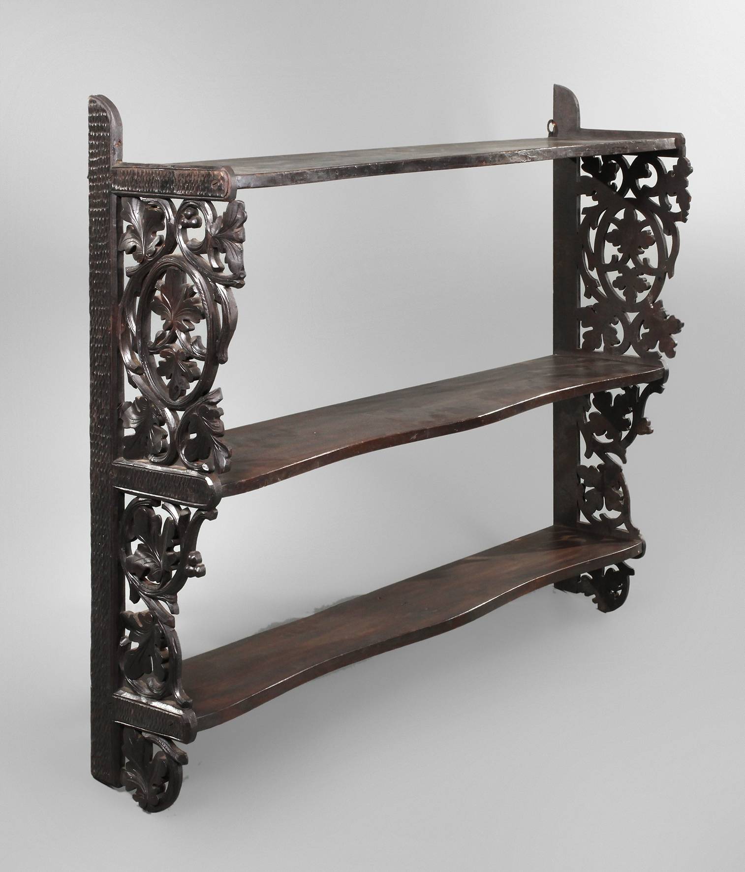 Geschnitztes Wandregal