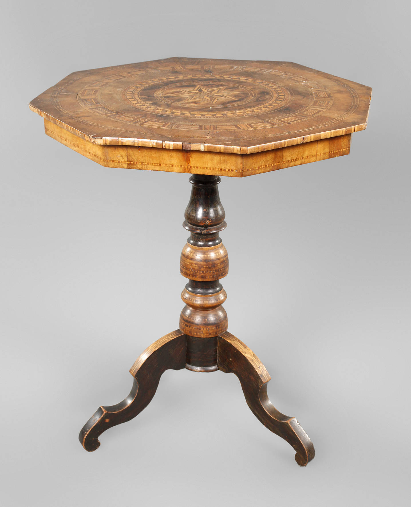 Intarsierter Beistelltisch