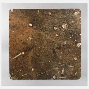 Tischplatte mit Fossilien