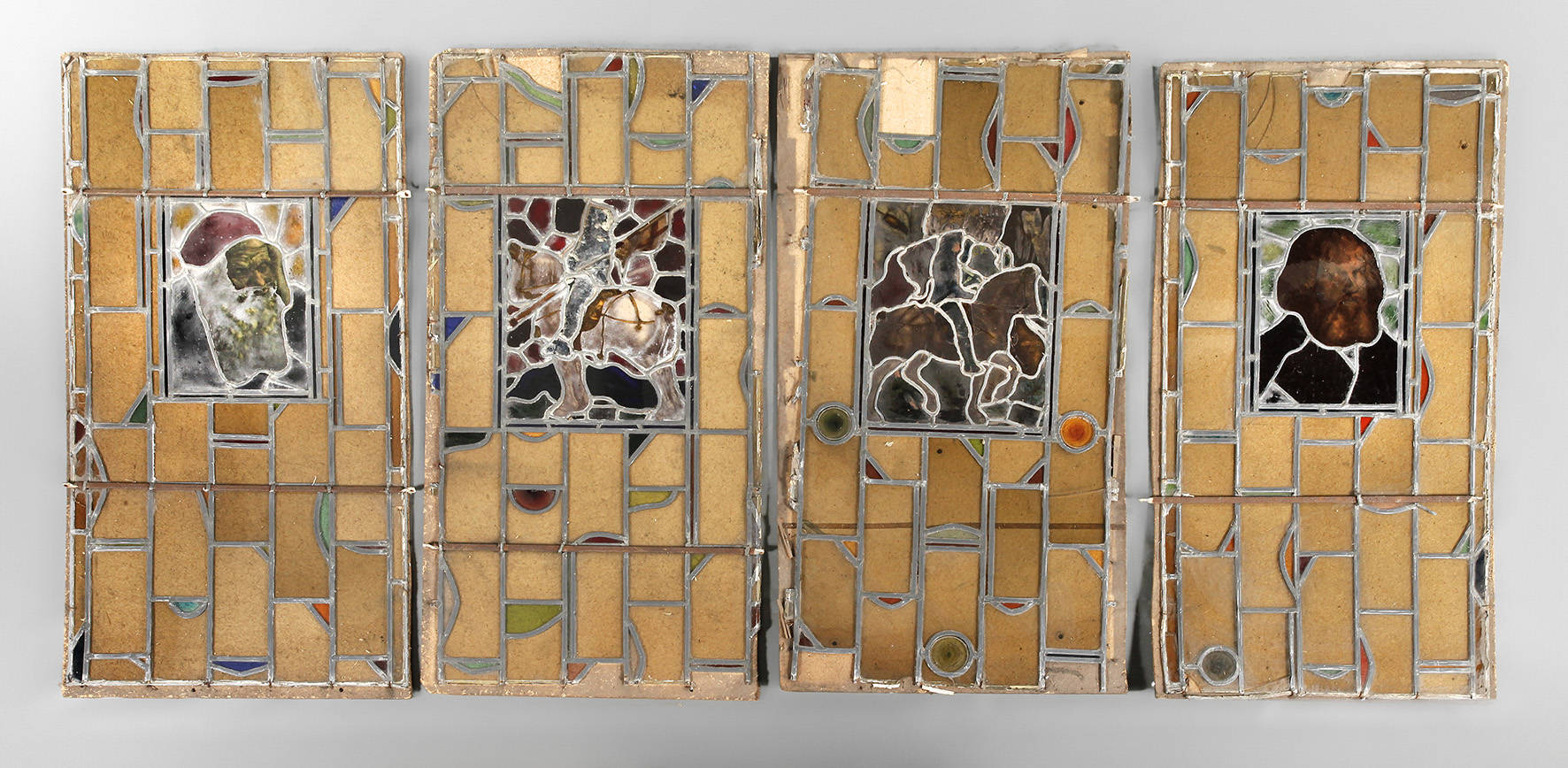 Vier große Bleiglasfenster