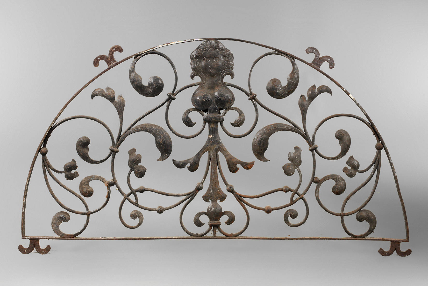 Bogenförmiges Ziergitter