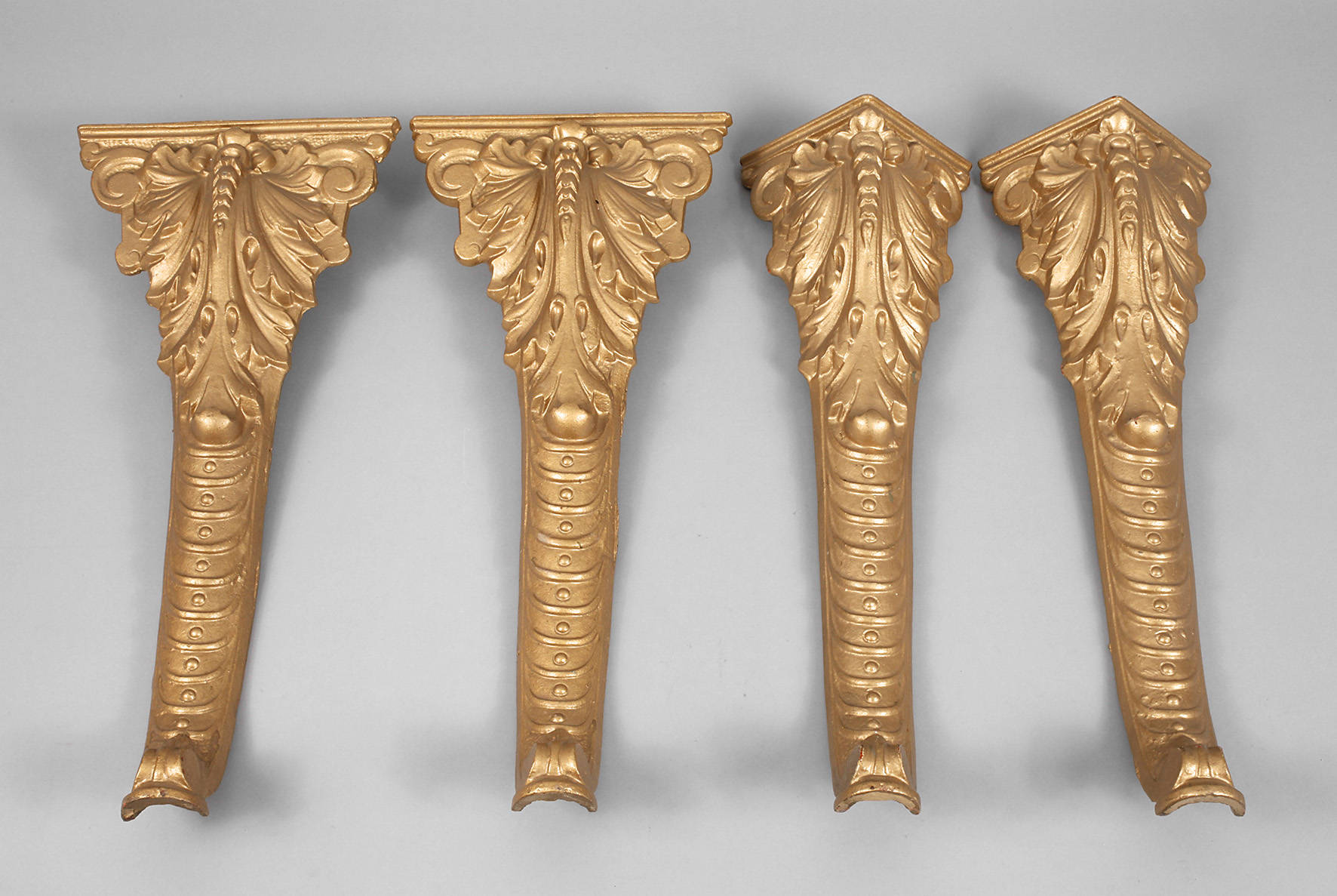 Vier Eisengussfüße