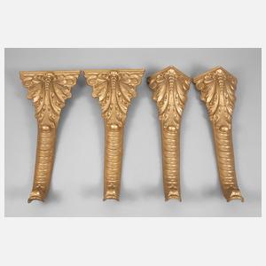 Vier Eisengussfüße