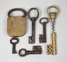Vorhängeschloss und fünf Schlüssel