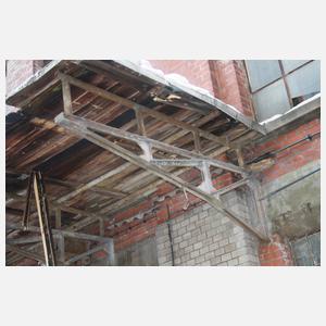 Drei Vordachausleger