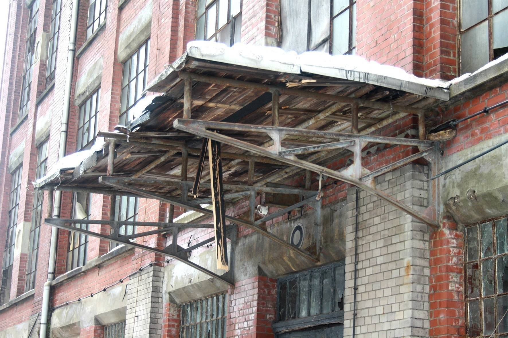 Drei Vordachausleger