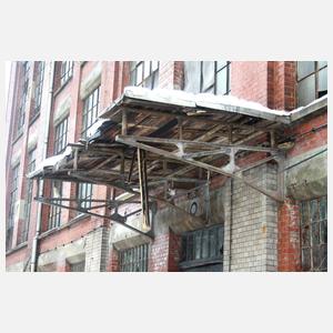 Drei Vordachausleger