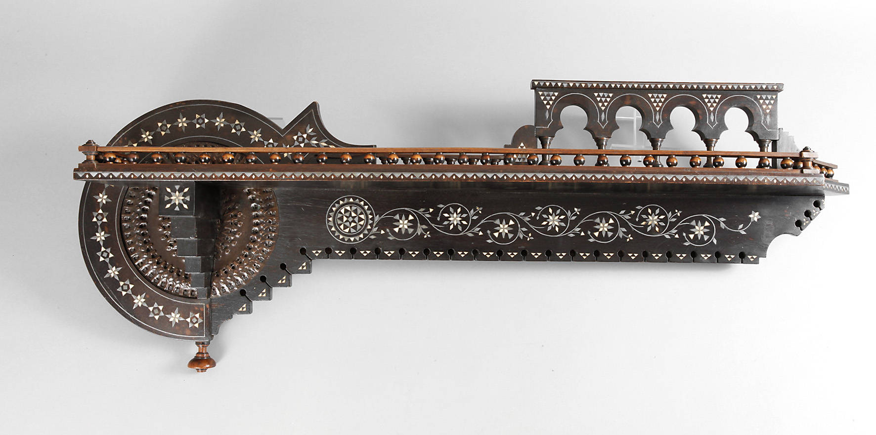 Wandregal Carlo Bugatti