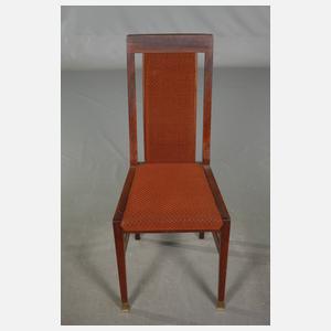 Auszugstisch mit fünf Stühlen