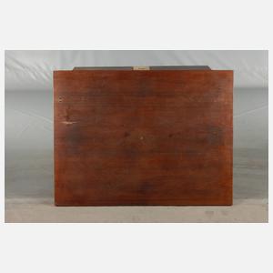 Auszugstisch mit fünf Stühlen