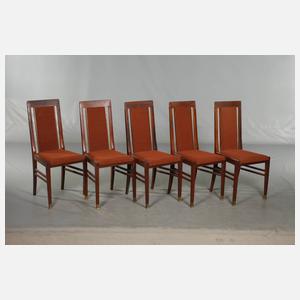 Auszugstisch mit fünf Stühlen