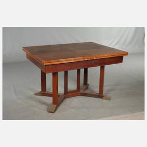 Auszugstisch mit fünf Stühlen