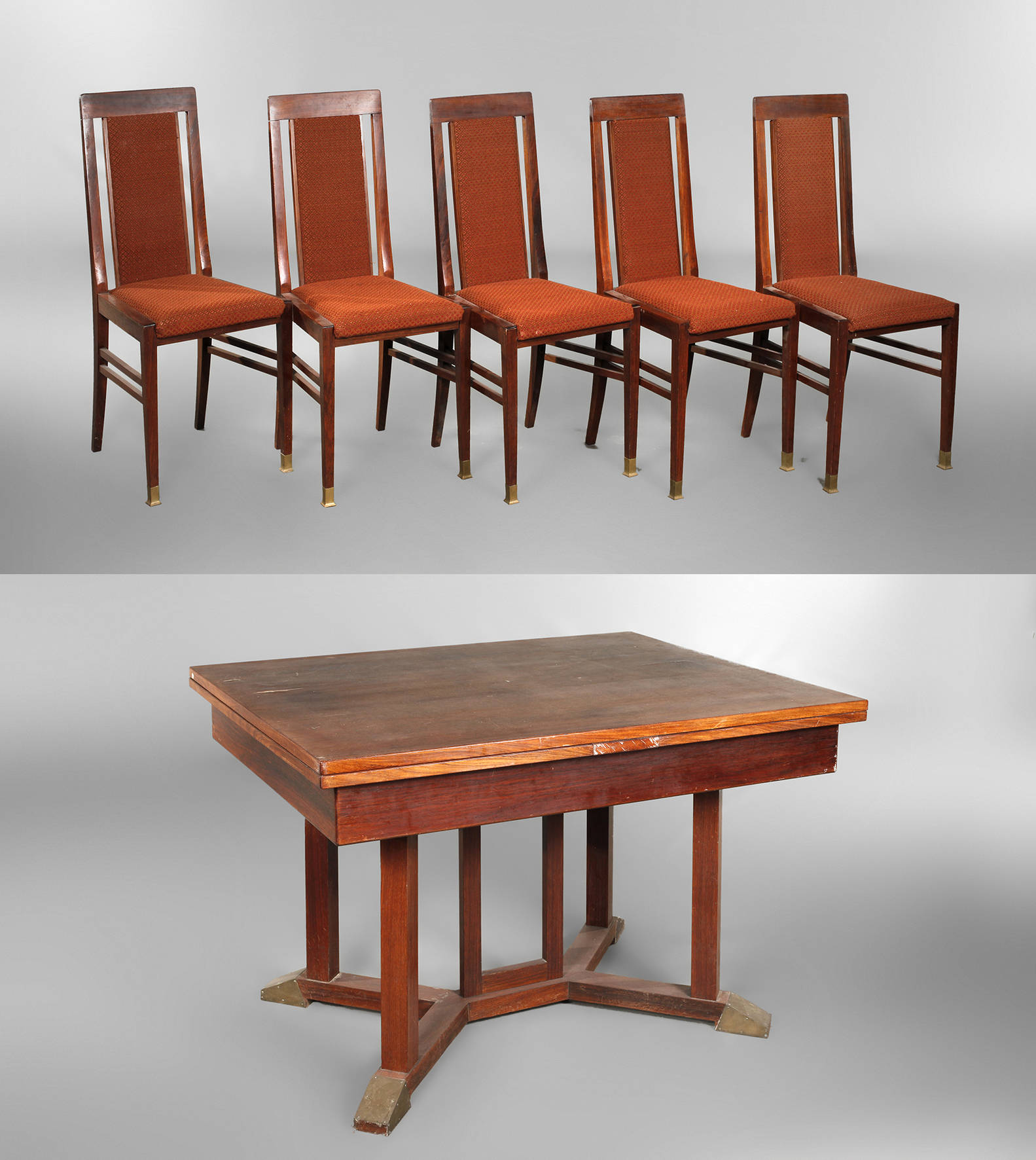 Auszugstisch mit fünf Stühlen