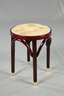 Kleiner Tisch mit Hocker