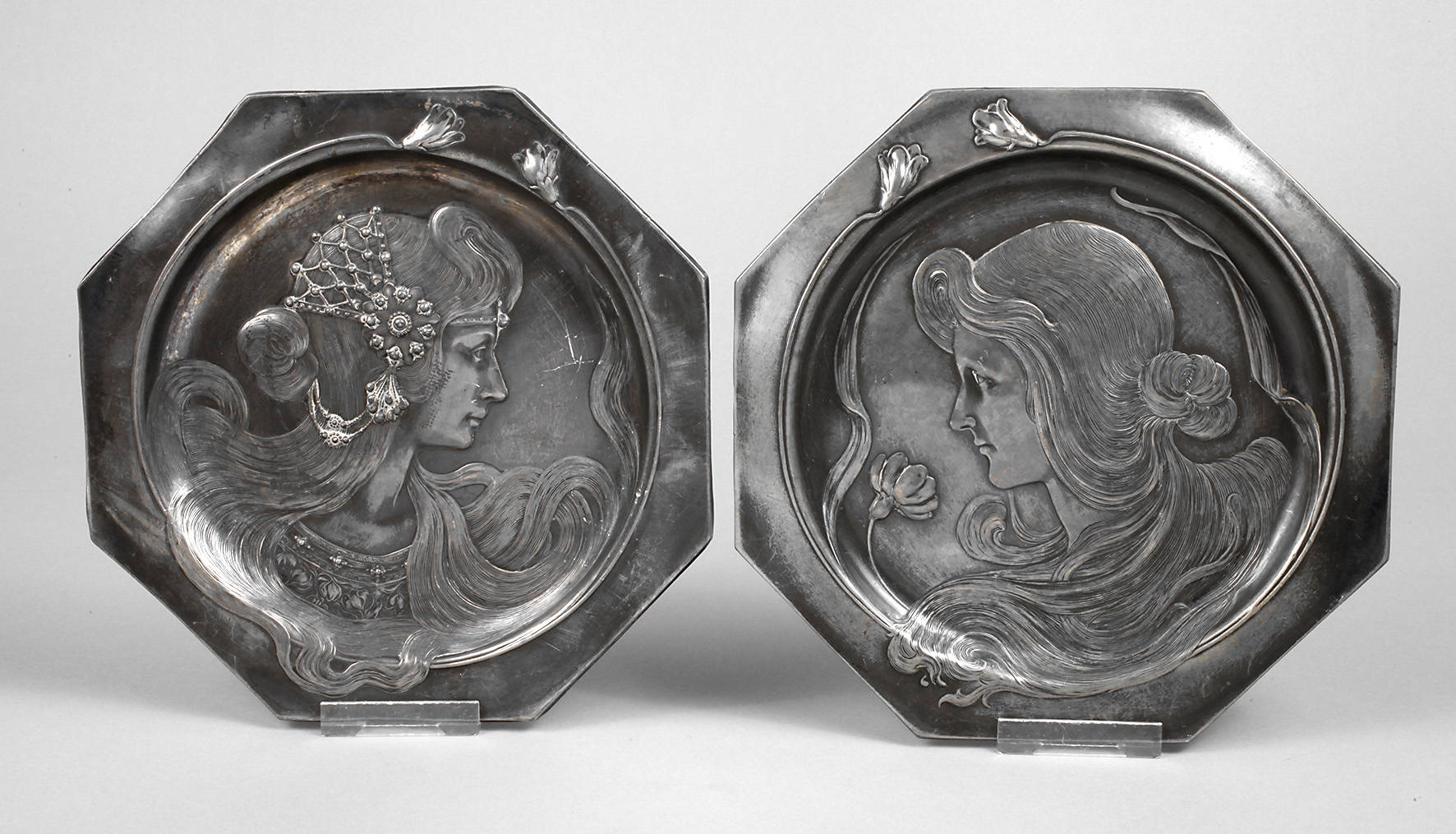 Paar Teller mit Mädchenportraits