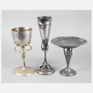 Zwei Pokale und ein Tafelaufsatz