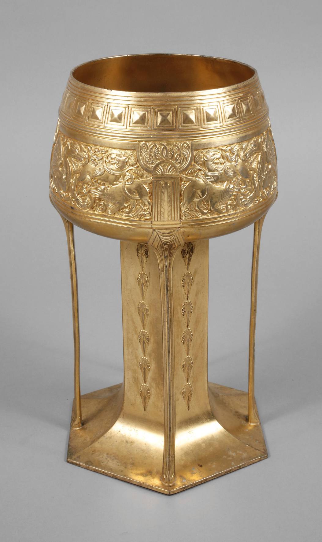 Übergroßer Jugendstilpokal