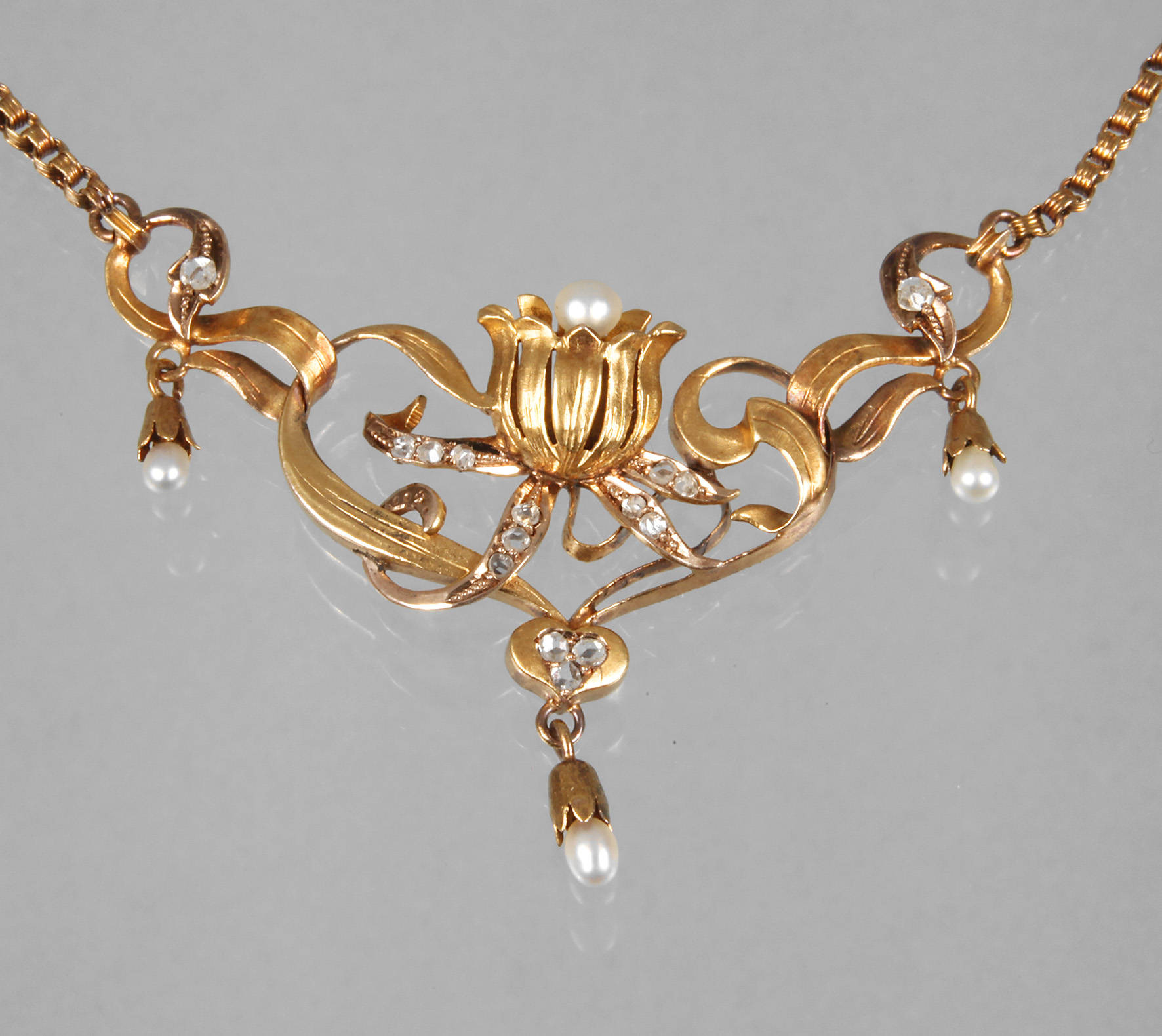 Feines Collier mit Diamanten und Perlen