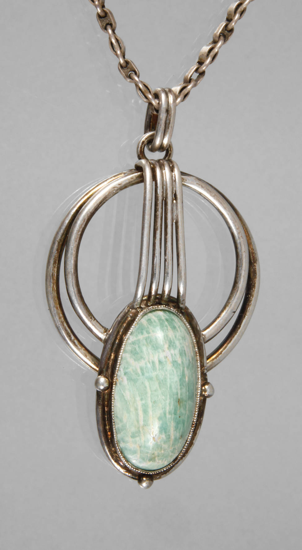 Jugendstilanhänger an Kette