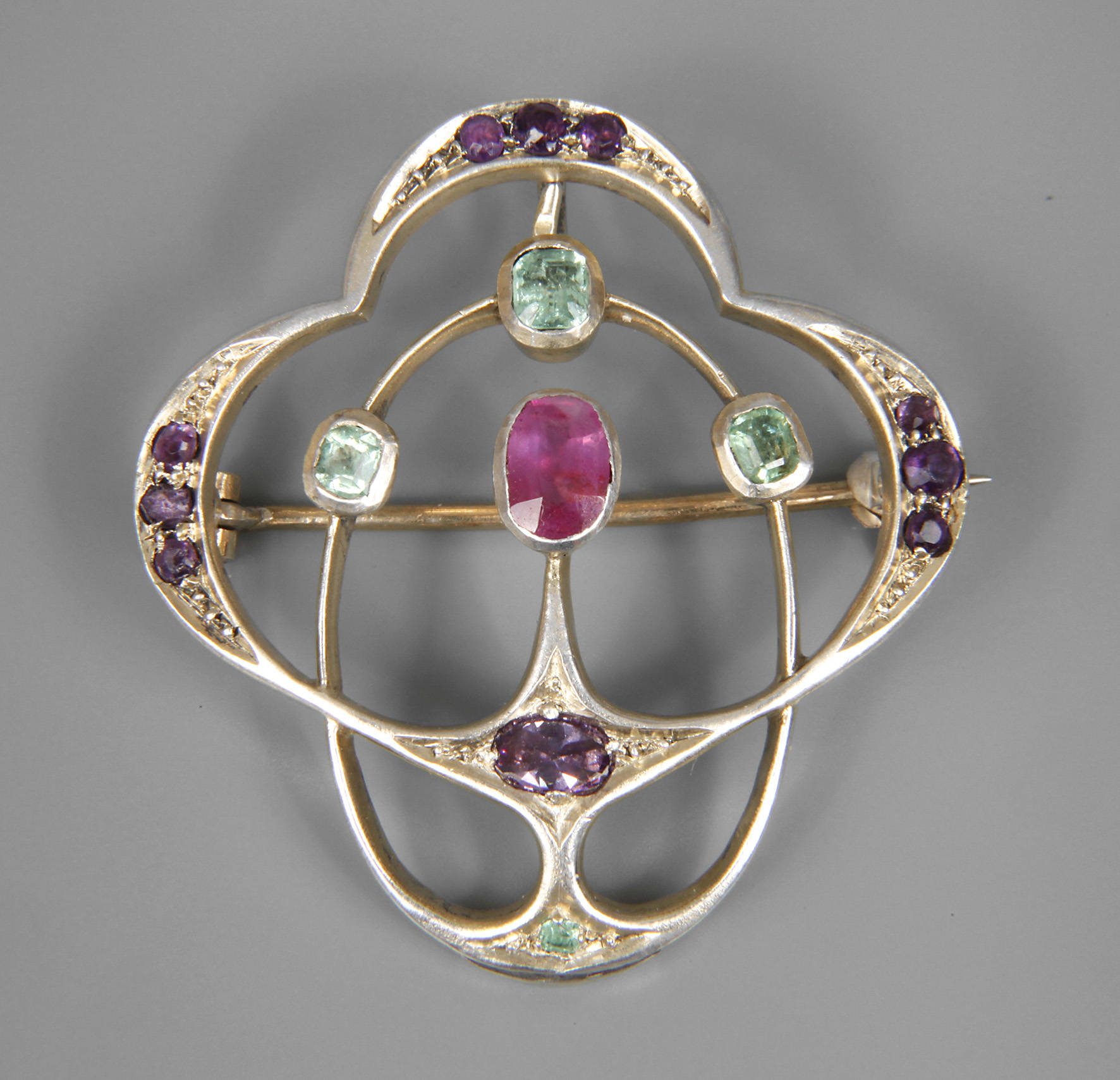 Eduard Schöpflich, Silberbrosche mit Steinbesatz