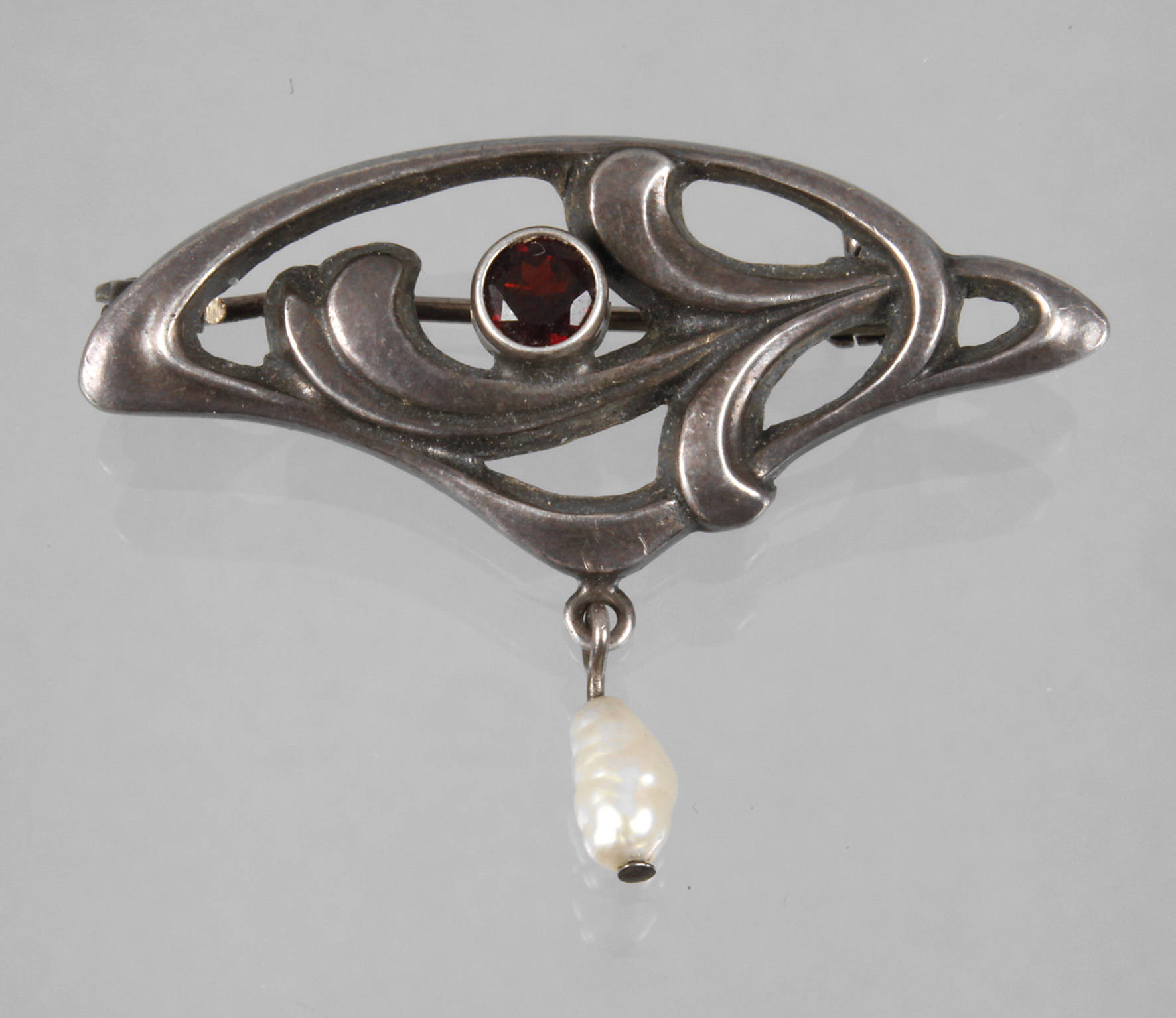 Kleine Jugendstilbrosche