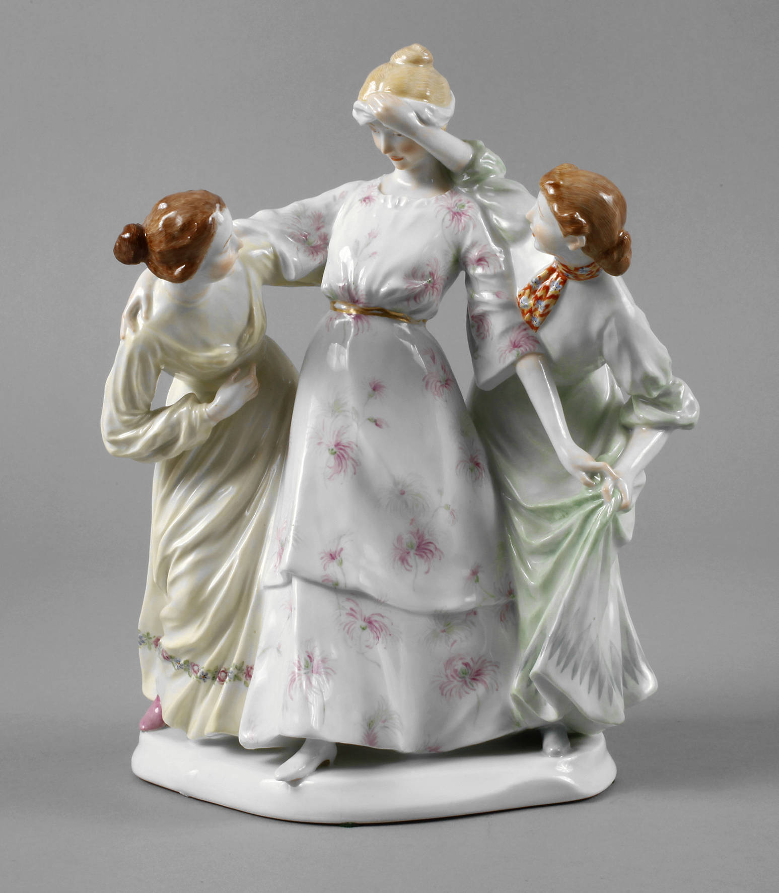 Meissen ”Drei Mädchen, Blinde Kuh spielend”