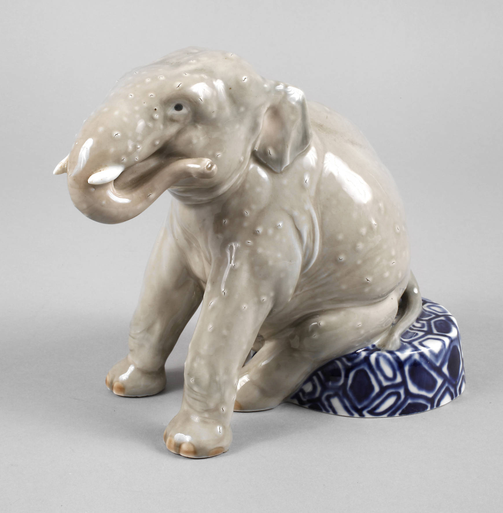 Meissen ”Elefant, auf einem Podest sitzend”