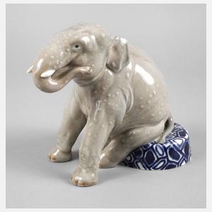 Meissen ”Elefant, auf einem Podest sitzend”