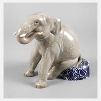 Meissen ”Elefant, auf einem Podest sitzend”111
