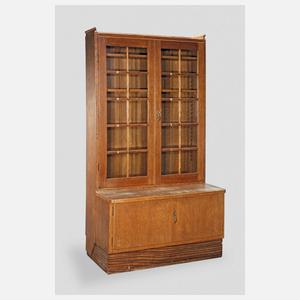 Schreibtisch und Bücherschrank