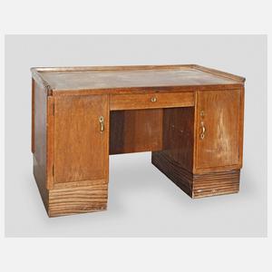 Schreibtisch und Bücherschrank