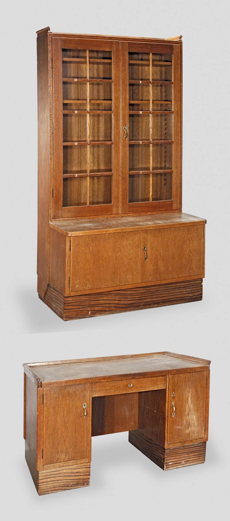 Schreibtisch und Bücherschrank