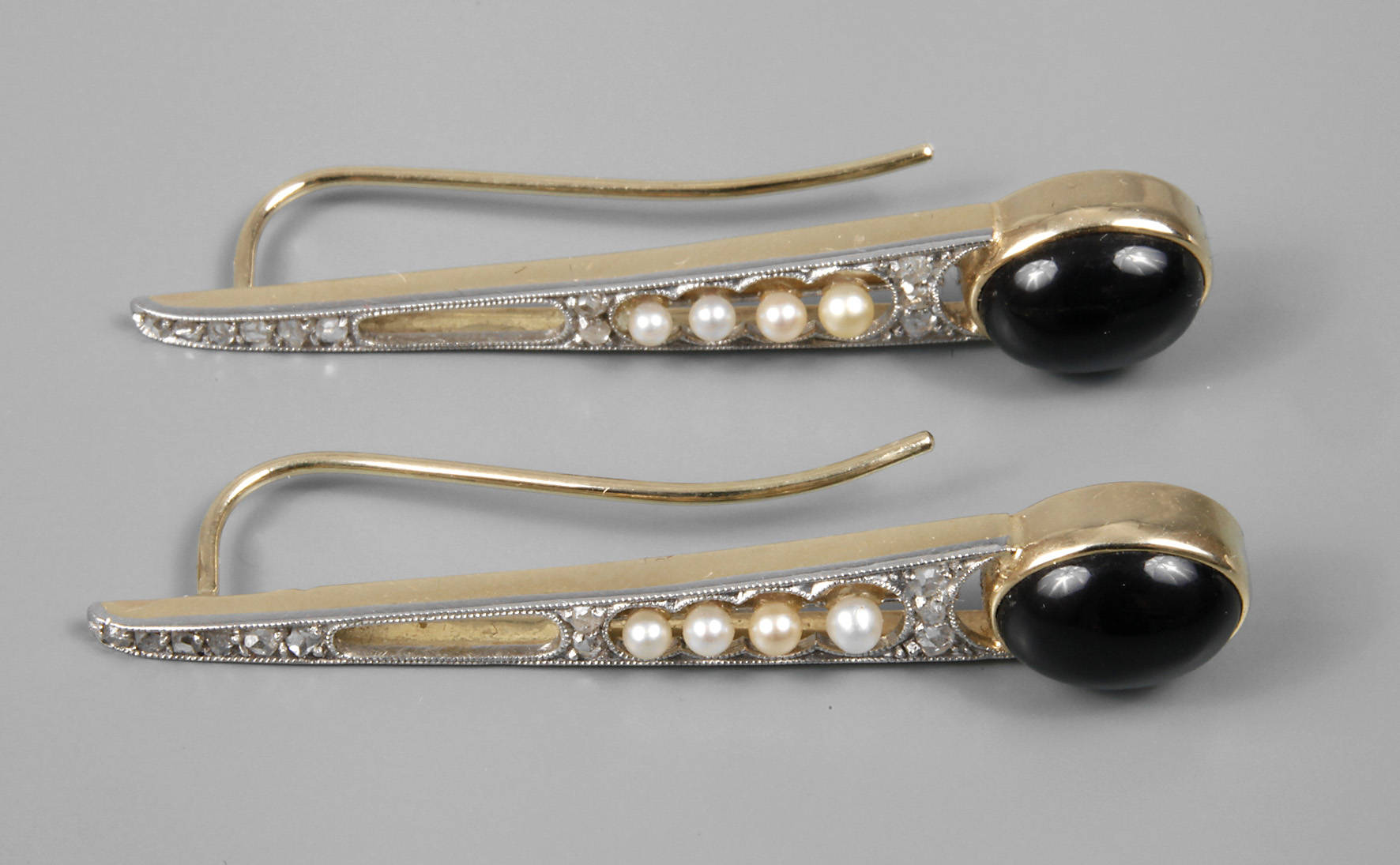 Paar Ohrhänger mit Onyx, Diamanten und Perlen