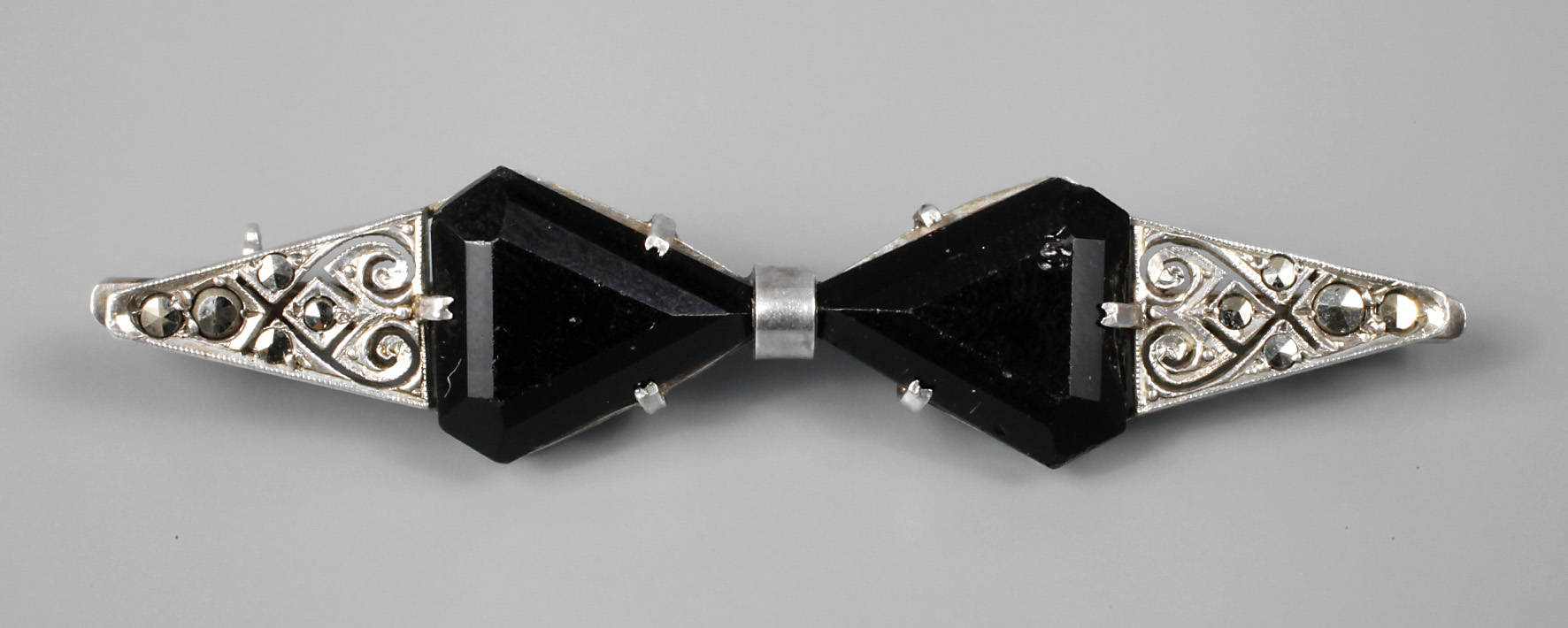 Brosche mit Markasit und Glassteinen