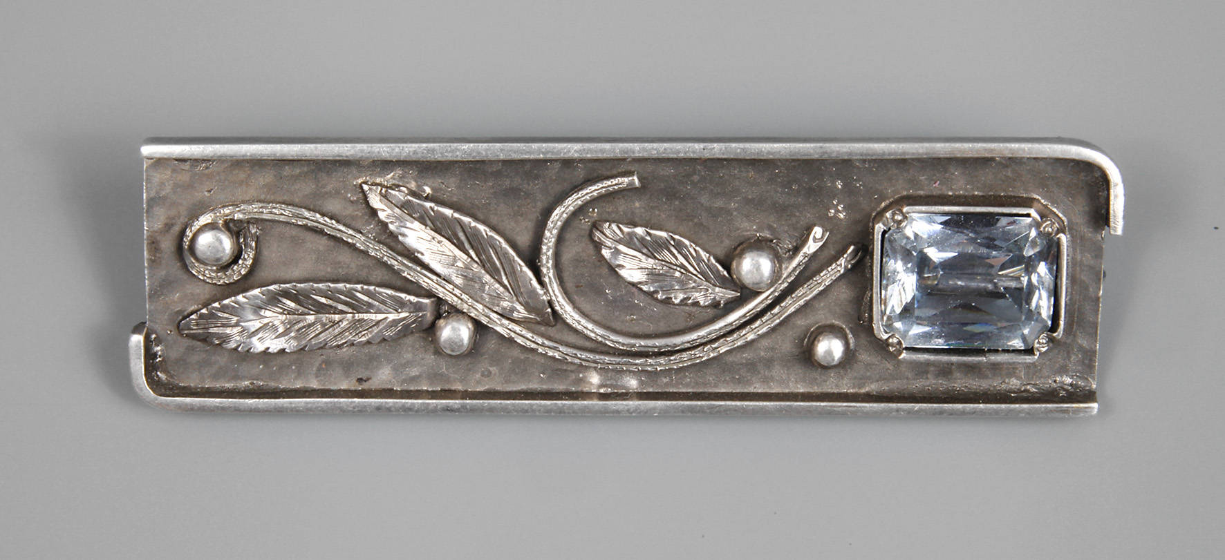 Silberbrosche mit Steinbesatz