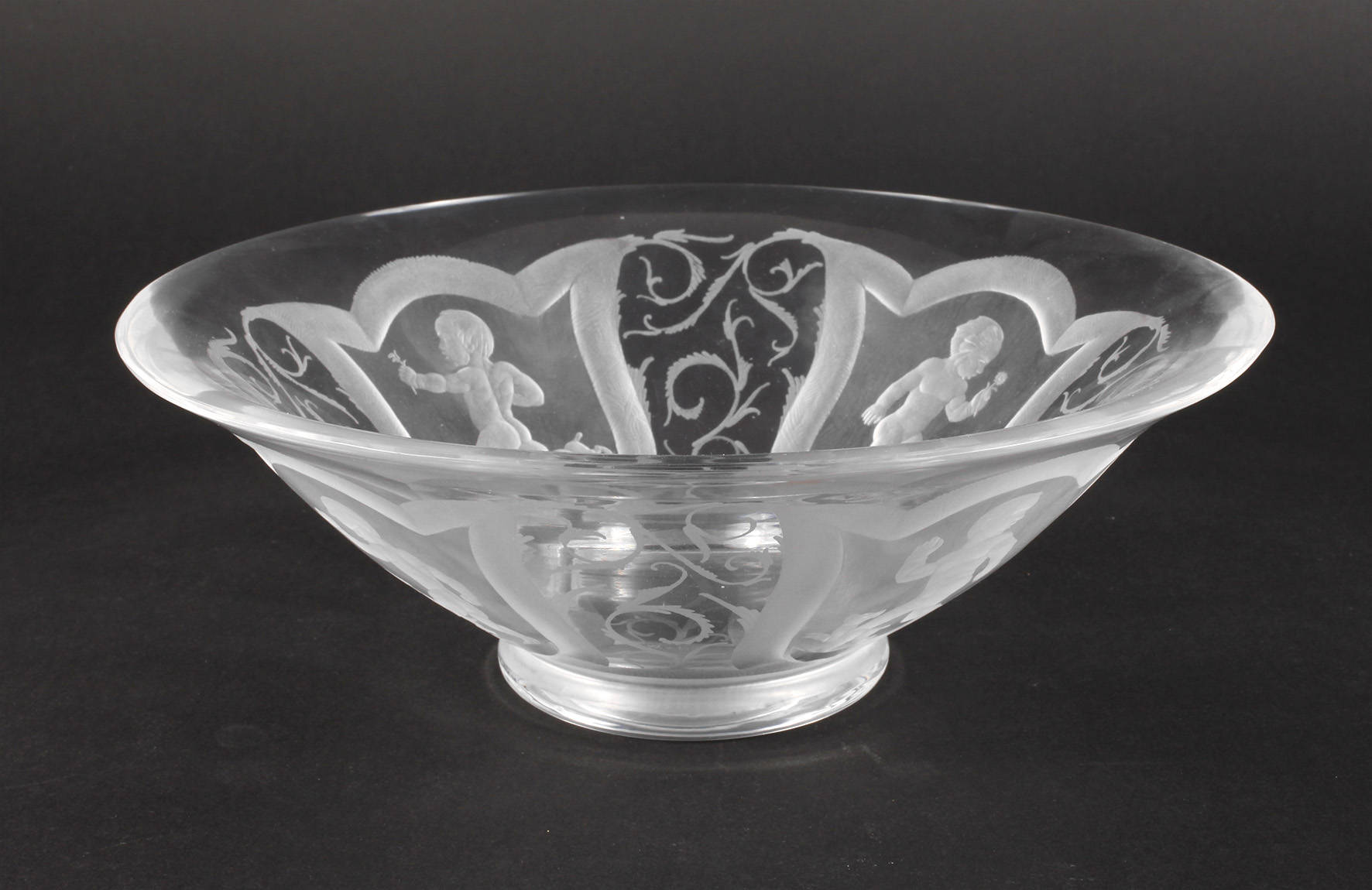 Schale mit Puttenmotiv