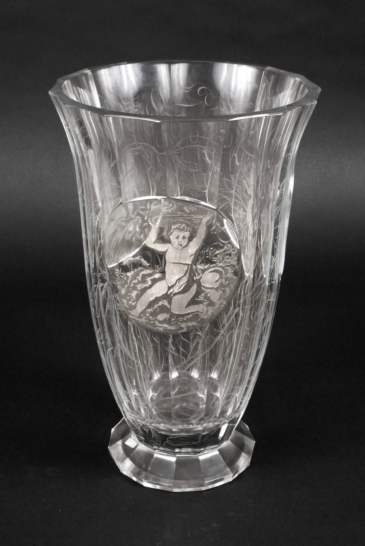 Vase mit Puttenmedaillons