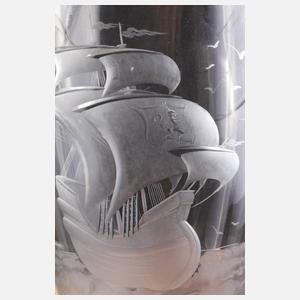 Vase mit Segelboot