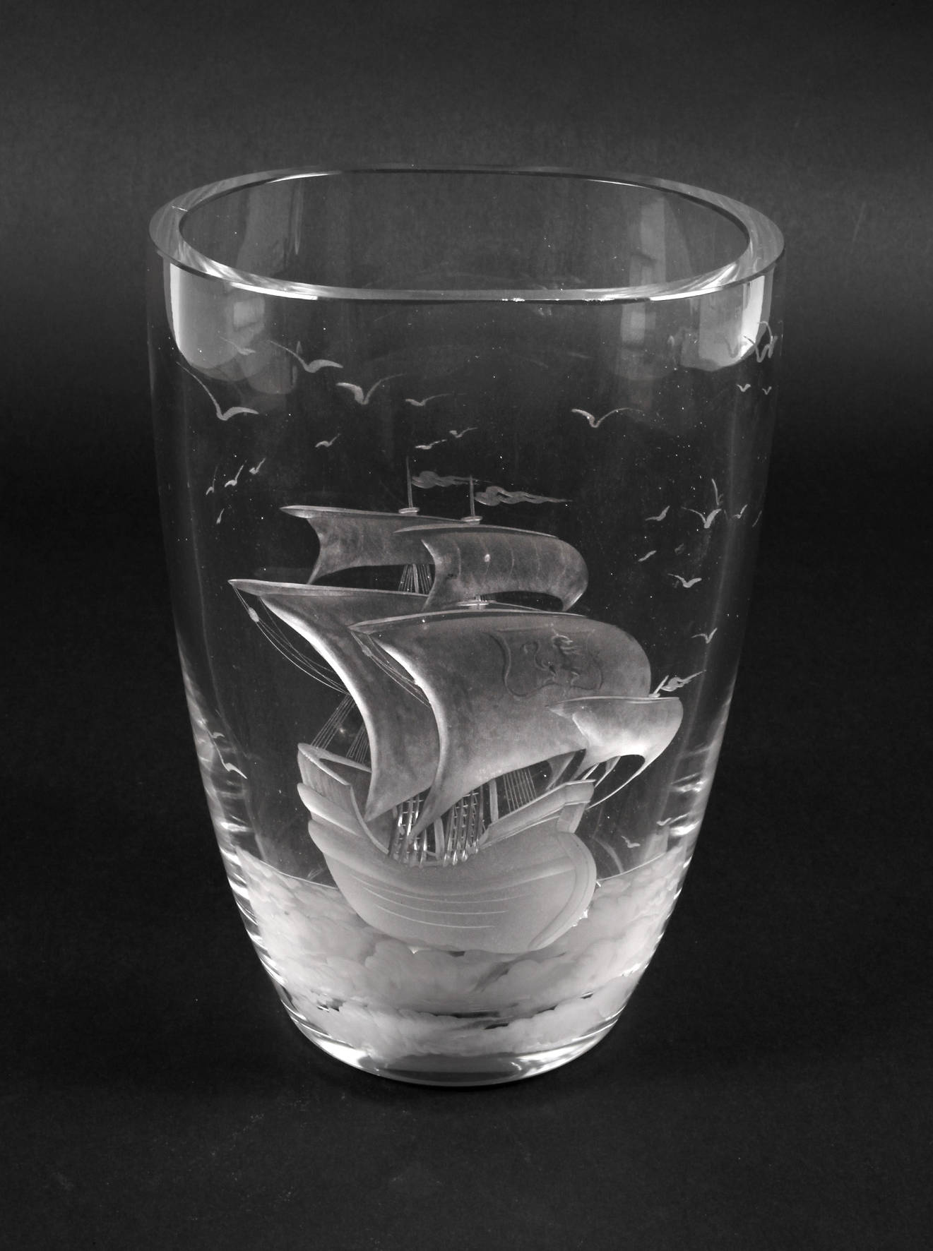 Vase mit Segelboot
