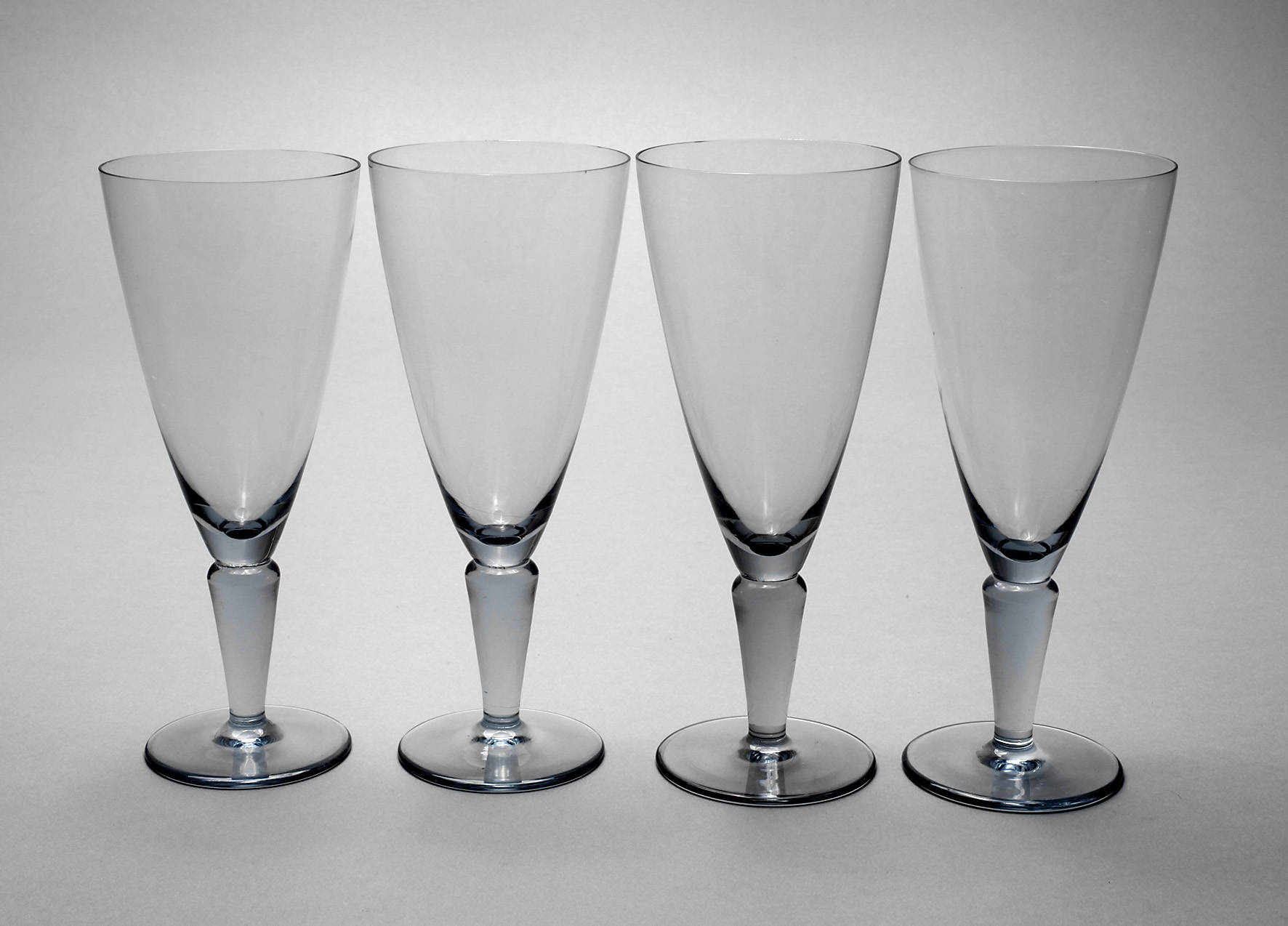 Vier Sektflöten Wilhelm Wagenfeld
